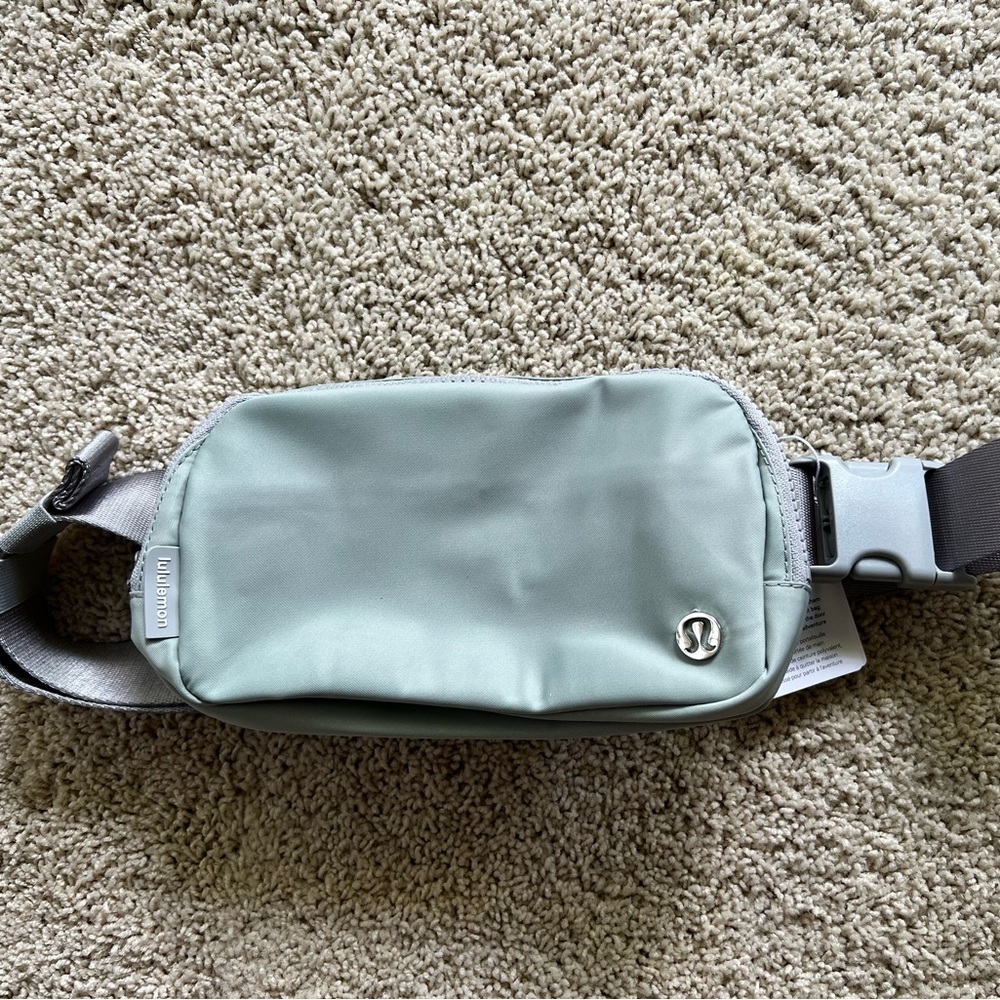 NWT lululemon silver drop everyday belt bag
